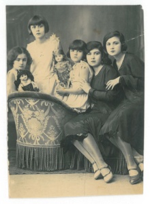 Soldan sağa: Süheyla, Semiha, Sabiha, Mediha, Meliha -1933