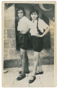 Arkadaşı Güzin ile -Urfa 1933